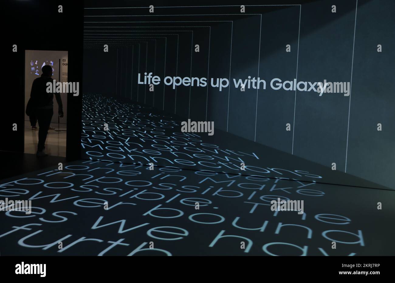 Barcelone, Espagne. 28 février 2022. Les visiteurs traversent une projection annonçant la nouvelle série Samsung Galaxy lors du Mobile World Congress (MW Banque D'Images