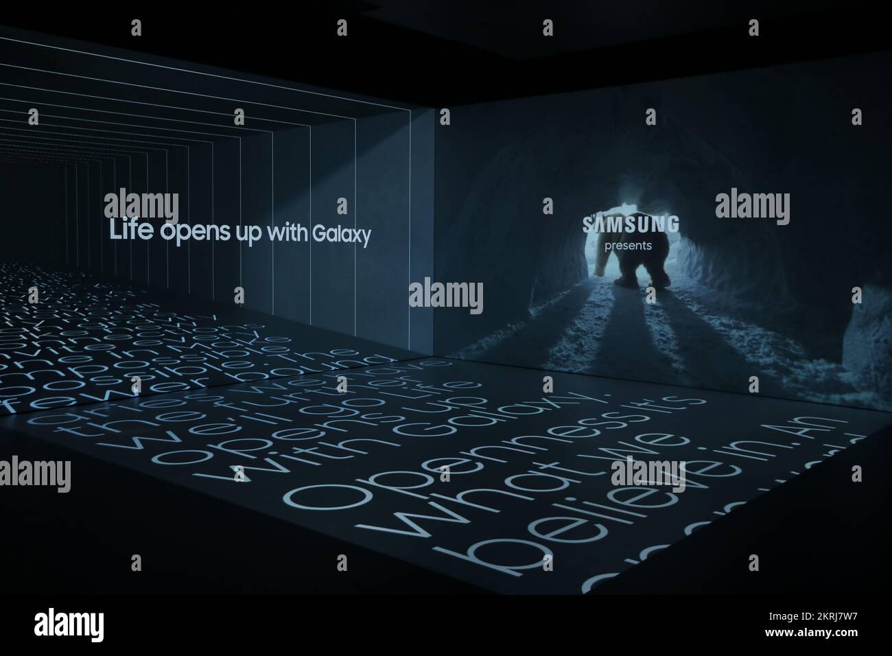 Barcelone, Espagne. 28 février 2022. Les visiteurs traversent une projection annonçant la nouvelle série Samsung Galaxy lors du Mobile World Congress (MW Banque D'Images