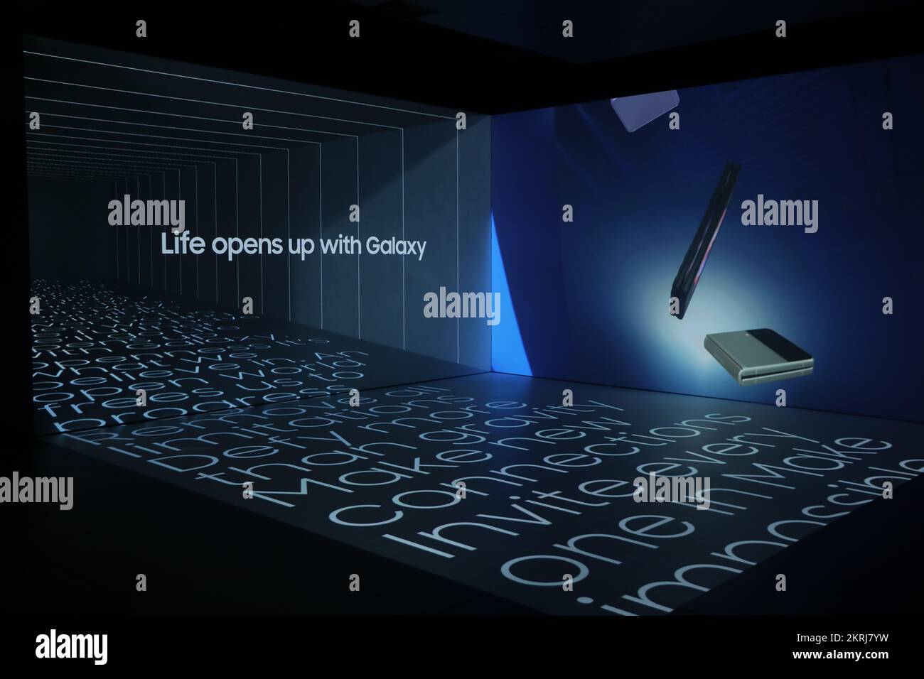 Barcelone, Espagne. 28 février 2022. Les visiteurs traversent une projection annonçant la nouvelle série Samsung Galaxy lors du Mobile World Congress (MW Banque D'Images