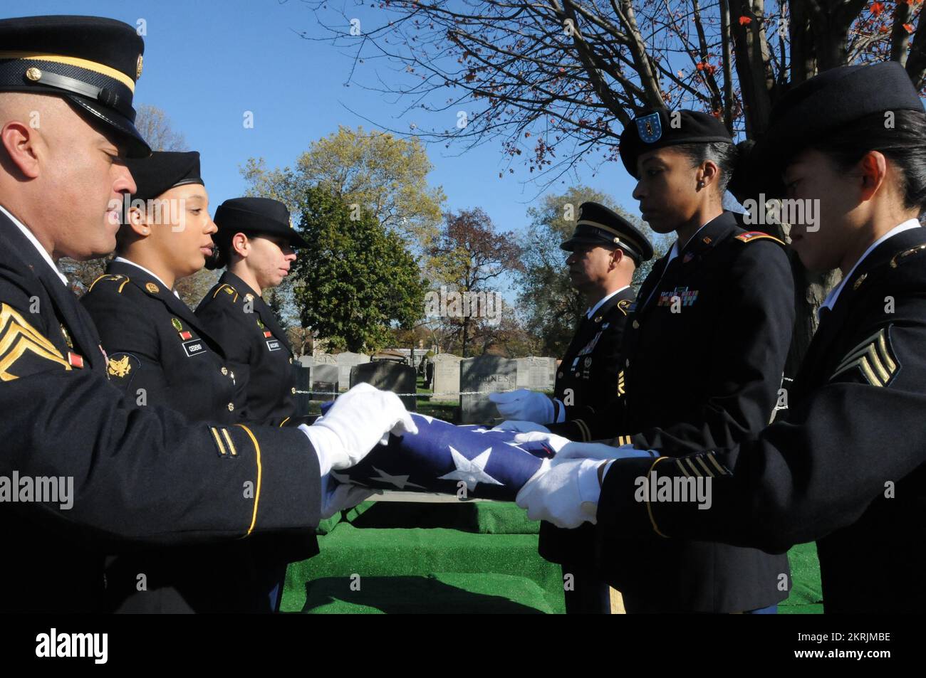 Des soldats de la Réserve de l'armée stationnés à New York ont prêté la main pour honorer une victime de longue date de la Seconde Guerre mondiale le 19 novembre à St. Cimetière catholique John à Queens, New York. Le premier lieutenant John Joseph Heffernan Jr. A servi dans l'escadron de bombardement 490th avec les États-Unis Armée de l'air corps. Le 22 février 1944, à l'âge de 24 ans, lui et six membres de l'équipage ont été perdus lorsque leur bombardier de B25G a pris le feu et s'est écrasé dans un champ en Birmanie. De janvier à mars 2019, la Defense POW/MIA Accounting Agency a effectué une mission de récupération sur le site de l’attentat du bombardier d’Heffernan en Birmanie, aujourd’hui connu sous le nom de Myanmar. Le 2 novembre 2021, le positi DPAA Banque D'Images