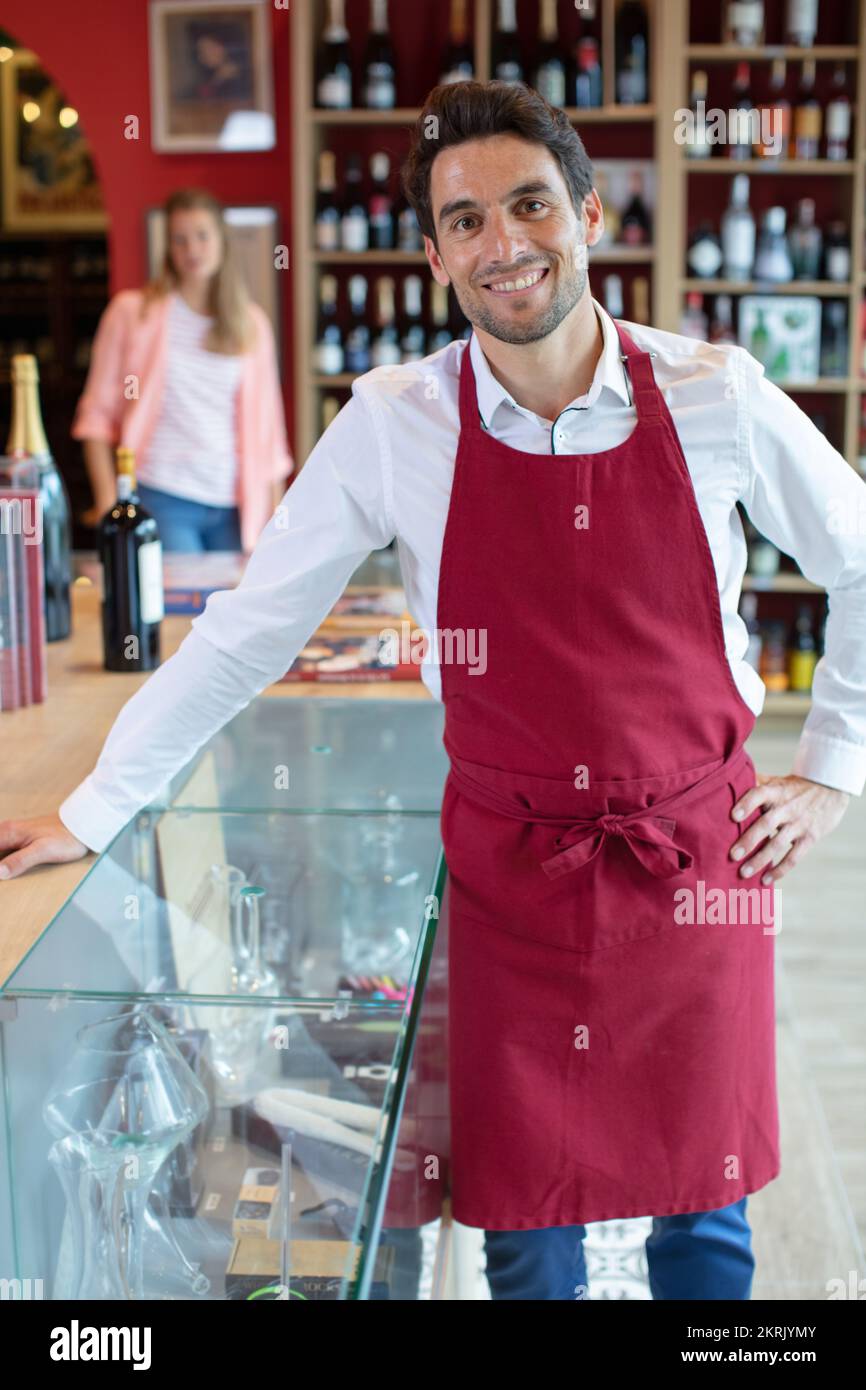 portrait d'un vendeur masculin dans un magasin de spiritueux Banque D'Images