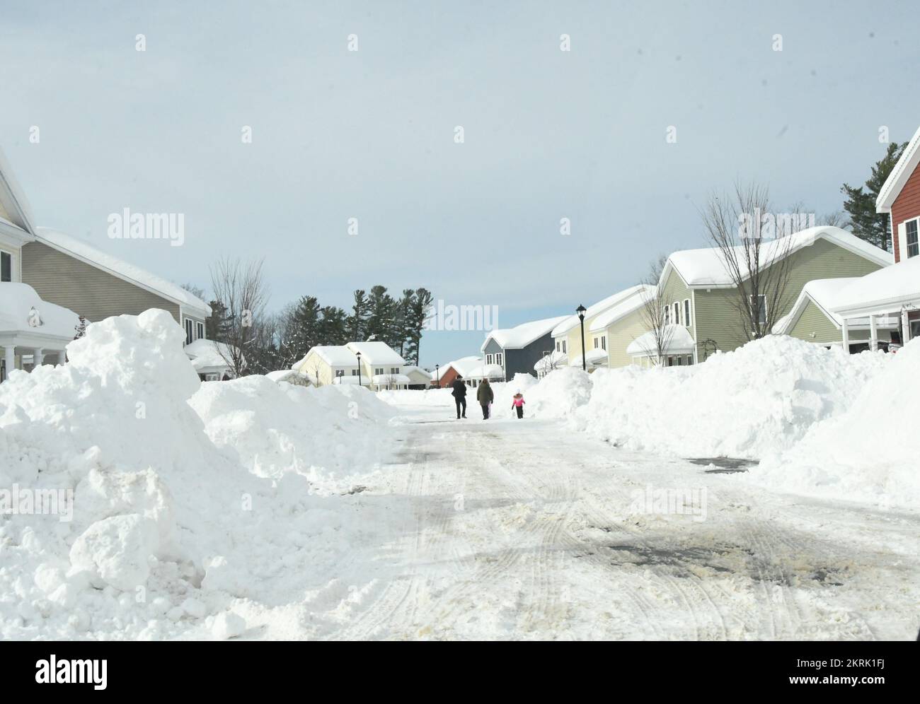 Alors que pied après pied de neige tombait – un total de 54 pouces au moment de la levée de la tempête – le personnel de fort Drum a travaillé sans relâche pour gérer la tempête de neige à effet de lac qui a fermé le poste du 18 au 21 novembre. Les chasse-neige ont travaillé pour maintenir les points de contrôle d'accès et les routes principales accessibles, avant de se concentrer sur d'autres routes et bâtiments critiques. (Photo de Mike Strasser, Affaires publiques de la garnison de fort Drum) Banque D'Images