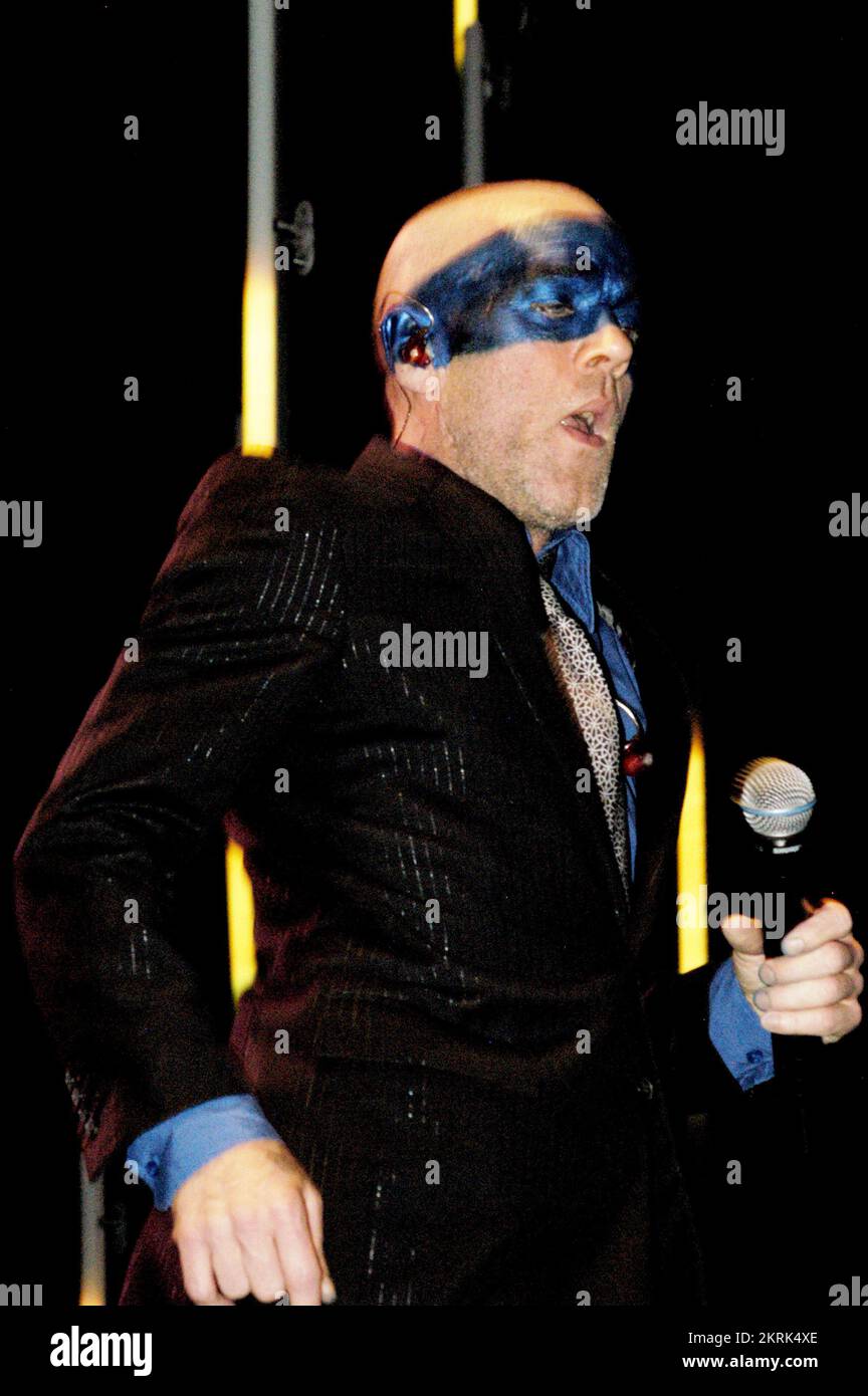 MICHAEL STIPE, REM, TOURNÉE MONDIALE, 2005 : chanteur Michael Stipe du légendaire groupe américain R.E.M. au Millennium Stadium lors de la tournée Around the Sun Tour à Cardiff le 10 juillet 2005. Photographie : ROB WATKINS. INFO : R.E.M. est un groupe de rock américain formé à Athens, en Géorgie, en 1980. Connus pour leur son rock alternatif influent, ils ont connu un succès mondial avec des tubes comme « Losing My religion » et « Everybody Hurts », devenant des figures emblématiques de la scène musicale des années 1980 et 1990. Banque D'Images
