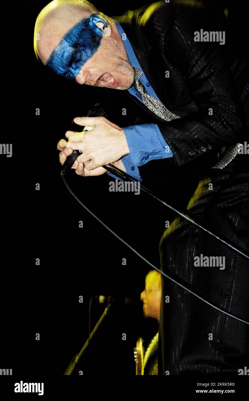 MICHAEL STIPE, REM, TOURNÉE MONDIALE, 2005 : chanteur Michael Stipe du légendaire groupe américain R.E.M. au Millennium Stadium lors de la tournée Around the Sun Tour à Cardiff le 10 juillet 2005. Photographie : ROB WATKINS. INFO : R.E.M. est un groupe de rock américain formé à Athens, en Géorgie, en 1980. Connus pour leur son rock alternatif influent, ils ont connu un succès mondial avec des tubes comme « Losing My religion » et « Everybody Hurts », devenant des figures emblématiques de la scène musicale des années 1980 et 1990. Banque D'Images