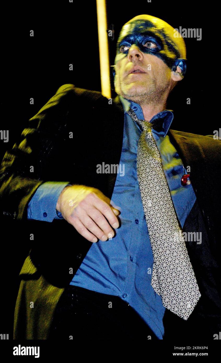 MICHAEL STIPE, REM, TOURNÉE MONDIALE, 2005 : chanteur Michael Stipe du légendaire groupe américain R.E.M. au Millennium Stadium lors de la tournée Around the Sun Tour à Cardiff le 10 juillet 2005. Photographie : ROB WATKINS. INFO : R.E.M. est un groupe de rock américain formé à Athens, en Géorgie, en 1980. Connus pour leur son rock alternatif influent, ils ont connu un succès mondial avec des tubes comme « Losing My religion » et « Everybody Hurts », devenant des figures emblématiques de la scène musicale des années 1980 et 1990. Banque D'Images