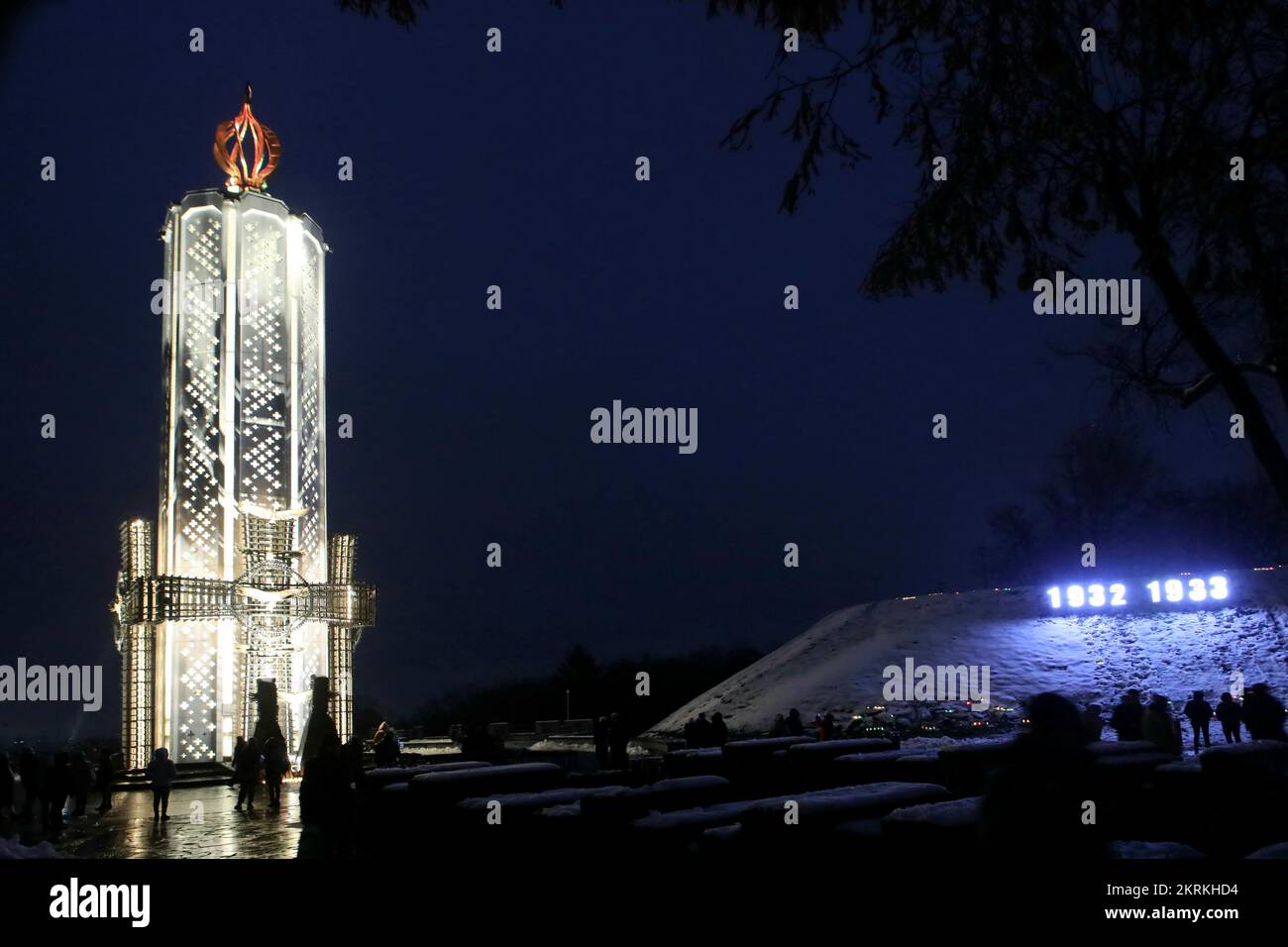 KIEV, UKRAINE - 26 NOVEMBRE 2022 - le monument bougie de la mémoire s'illumine la nuit pendant le souvenir. Unissons-nous ! Nous allons gagner ! commémoration de l'événement Banque D'Images