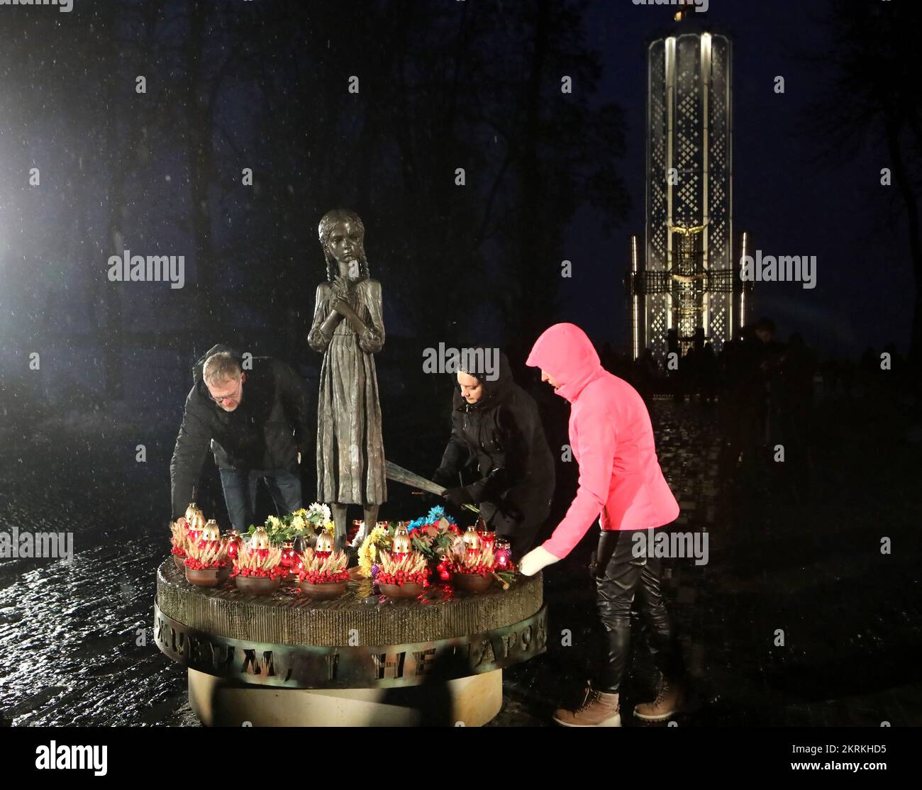KIEV, UKRAINE - 26 NOVEMBRE 2022 - les gens rendent hommage aux victimes des famines faites par l'homme de 1921-1923, 1946-1947 et de l'Holodomor 1932-1933 pendant t Banque D'Images
