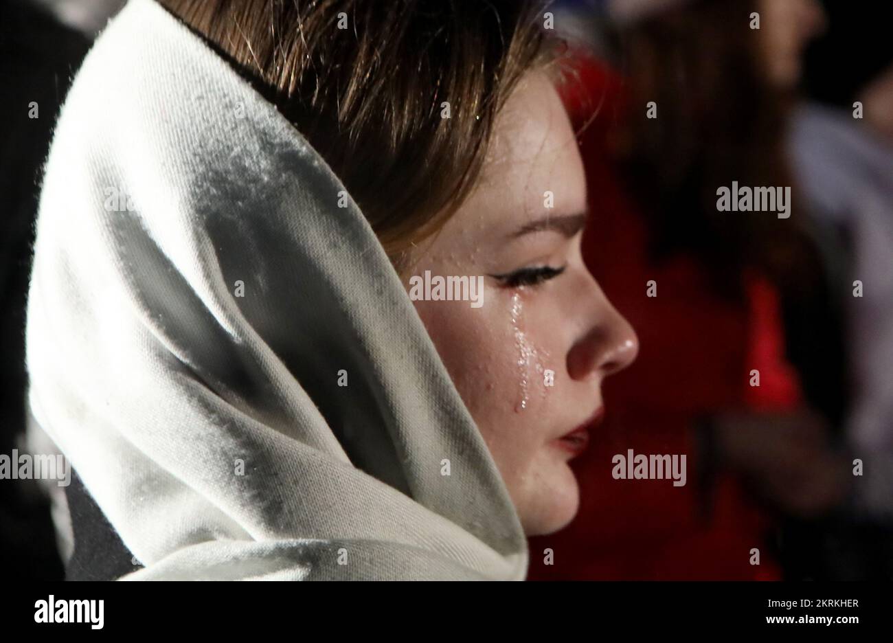 KIEV, UKRAINE - 26 NOVEMBRE 2022 - Une jeune femme pleure pendant le We Remember. Unissons-nous ! Nous allons gagner ! événement commémorant les victimes de l'homme Banque D'Images