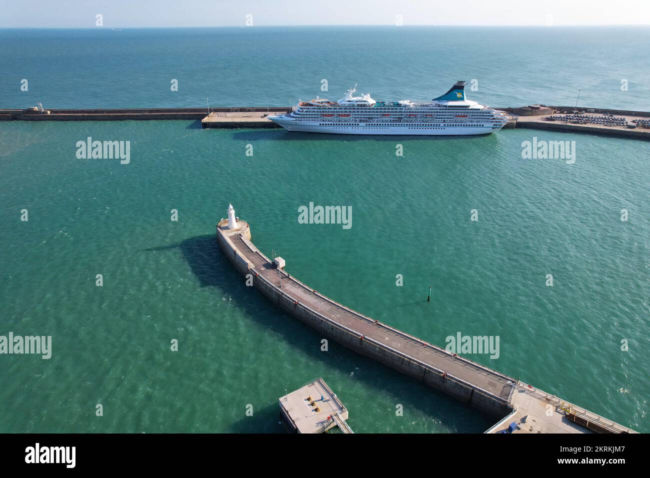 MV Artaina bateau de croisière amarré à Douvres Angleterre vue aérienne de drone Banque D'Images