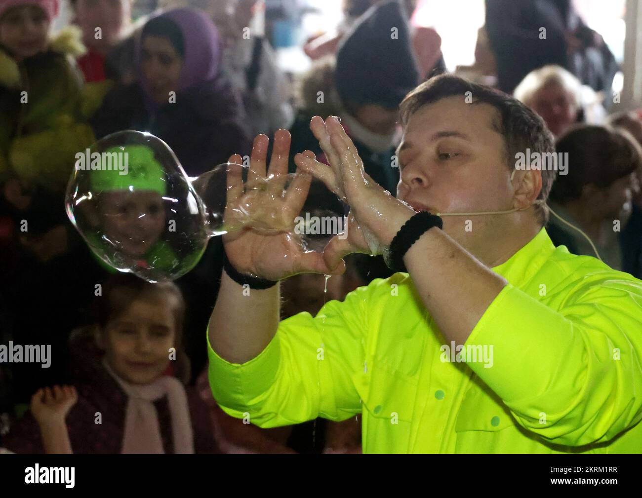 KHARKIV, UKRAINE - 26 NOVEMBRE 2022 - les volontaires mettent en scène un spectacle de bulles de savon pour les enfants lors d'une panne d'électricité, Kharkiv, dans le nord-est de l'Ukraine. Banque D'Images