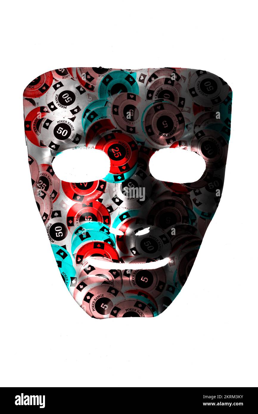 Les beaux-arts en jeu de table avec le masque d'un visage de poker sur des piles de jetons gagnants Banque D'Images
