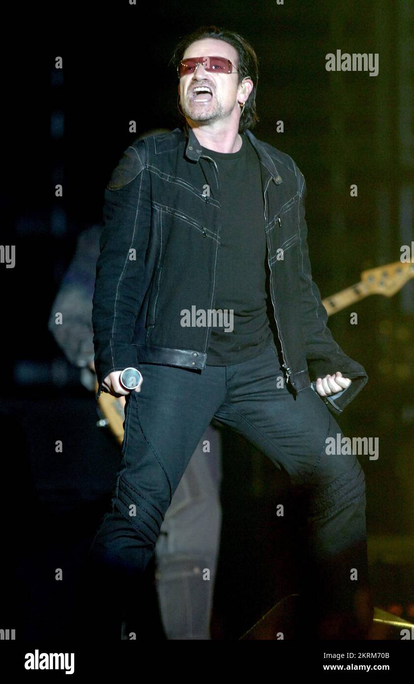 BONO, U2, CONCERT DE TOURNÉE MONDIALE, 2005 : chanteur Bono du groupe irlandais U2 au Millennium Stadium de Cardiff, juin 29 2005. Photographie : ROB WATKINS. INFO : U2 est un groupe de rock irlandais formé en 1976, réputé pour son son anthématique et ses paroles socialement conscientes. Avec des albums emblématiques comme 'The Joshua Tree' et 'Achtung Baby', ils ont atteint une renommée mondiale, menée par le chanteur charismatique Bono et le guitariste innovant The Edge. Banque D'Images