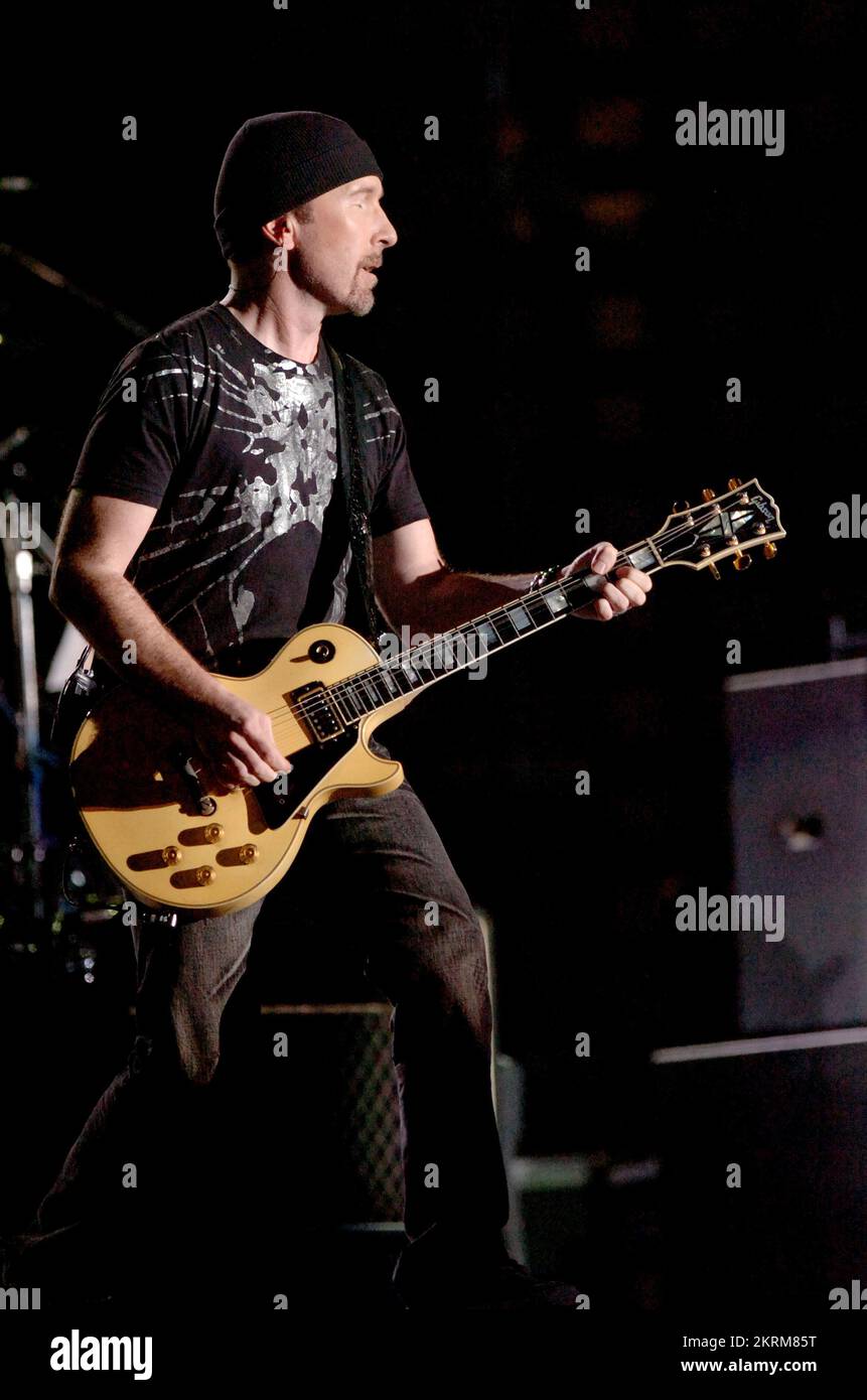 THE EDGE, U2, CONCERT DE TOURNÉE MONDIALE, 2005 : guitariste The Edge du groupe irlandais U2 au Millennium Stadium de Cardiff, juin 29 2005. Photographie : ROB WATKINS. INFO : The Edge, né David Howell Evans en 1961, est le guitariste du groupe de rock emblématique U2. Connu pour son son distinctif et son utilisation innovante des effets, il a façonné le style anthématique caractéristique du groupe, contribuant à des tubes comme « avec ou sans vous ». Banque D'Images