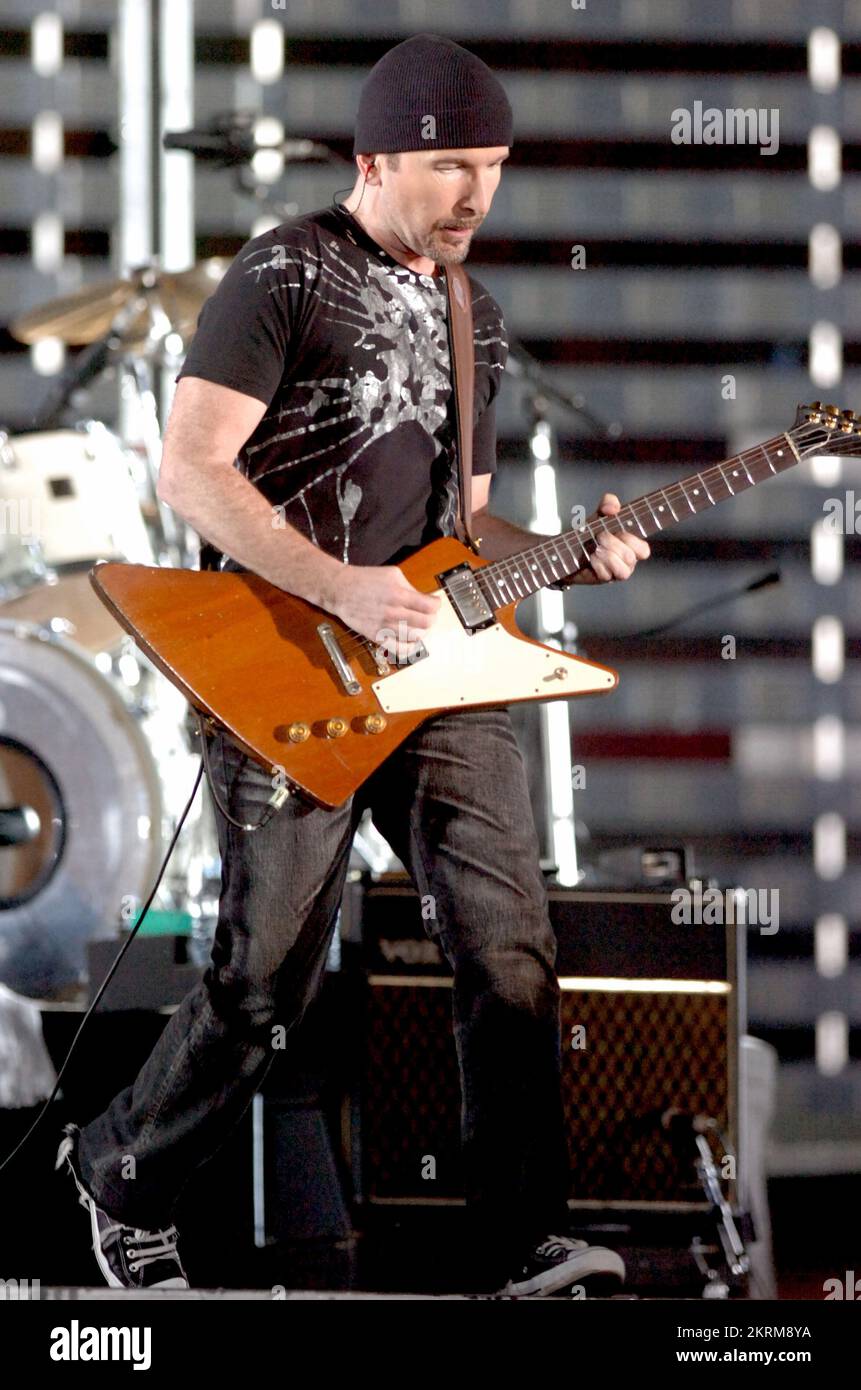 THE EDGE, U2, CONCERT DE TOURNÉE MONDIALE, 2005 : guitariste The Edge du groupe irlandais U2 au Millennium Stadium de Cardiff, juin 29 2005. Photographie : ROB WATKINS. INFO : The Edge, né David Howell Evans en 1961, est le guitariste du groupe de rock emblématique U2. Connu pour son son distinctif et son utilisation innovante des effets, il a façonné le style anthématique caractéristique du groupe, contribuant à des tubes comme « avec ou sans vous ». Banque D'Images