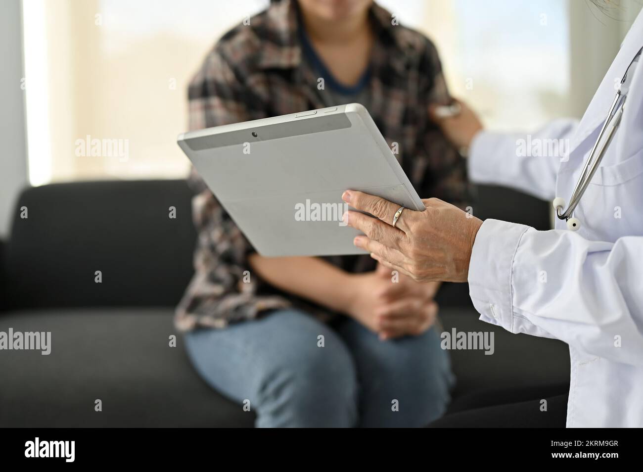 Une femme médecin professionnelle a expliqué le plan de traitement et a apporté son soutien pour rassurer sa jeune patiente pendant le counseling. image rognée Banque D'Images