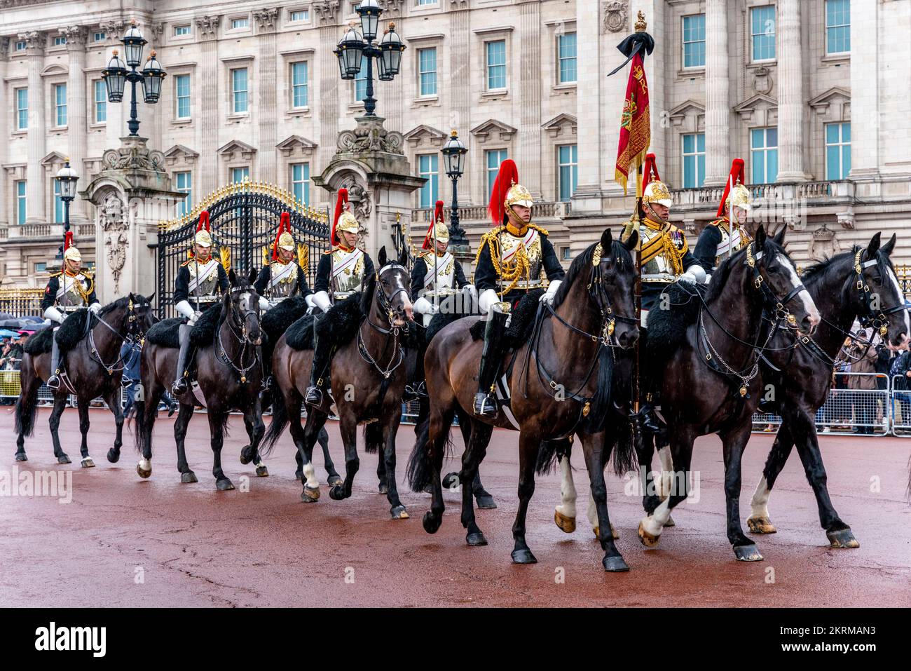 La troupe du roi Royal Horse Artillery passe devant Buckingham Palace sur le chemin de Hyde Park après la mort de la reine Elizabeth II, Londres, Royaume-Uni. Banque D'Images