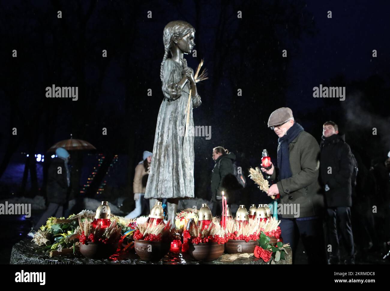 Non exclusif: KIEV, UKRAINE - 26 NOVEMBRE 2022 - les gens rendent hommage aux victimes des famines faites par l'homme de 1921-1923, 1946-1947 et le 1932-1933 Hol Banque D'Images