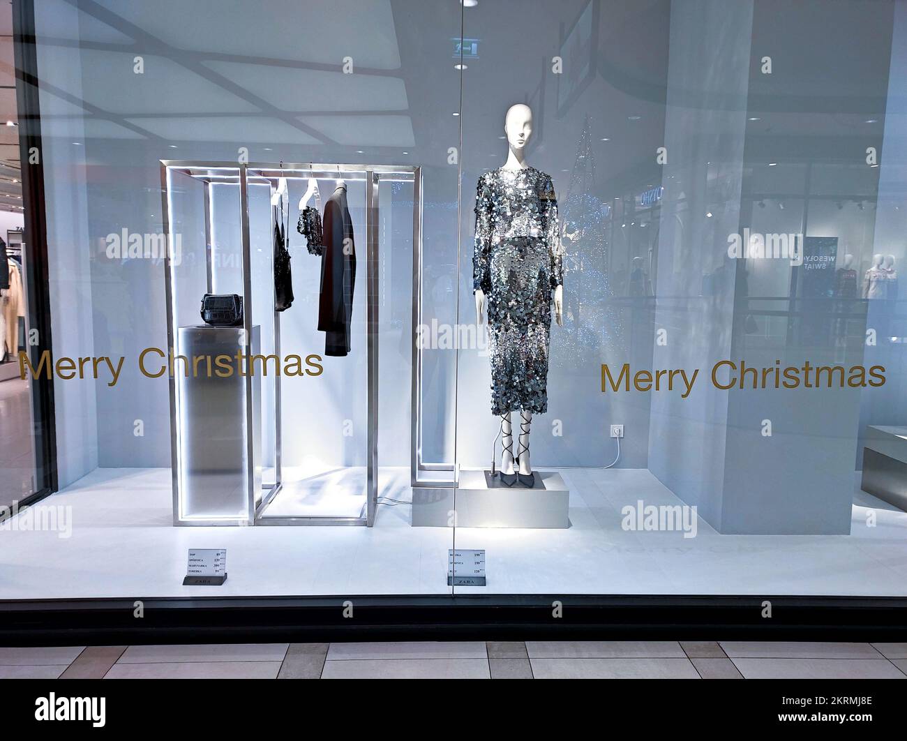 POLOGNE, BYDGOSZCZ - 23 décembre 2021: Vitrine de la marque de vêtements à la mode ZARA. Mannequin féminin dans une robe de fête. Boutique à la veille de noël Banque D'Images
