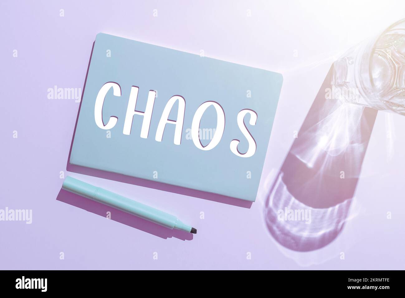 Signe de texte montrant le chaos, mot écrit sur le désordre complet et grande confusion destruction généralisée Banque D'Images