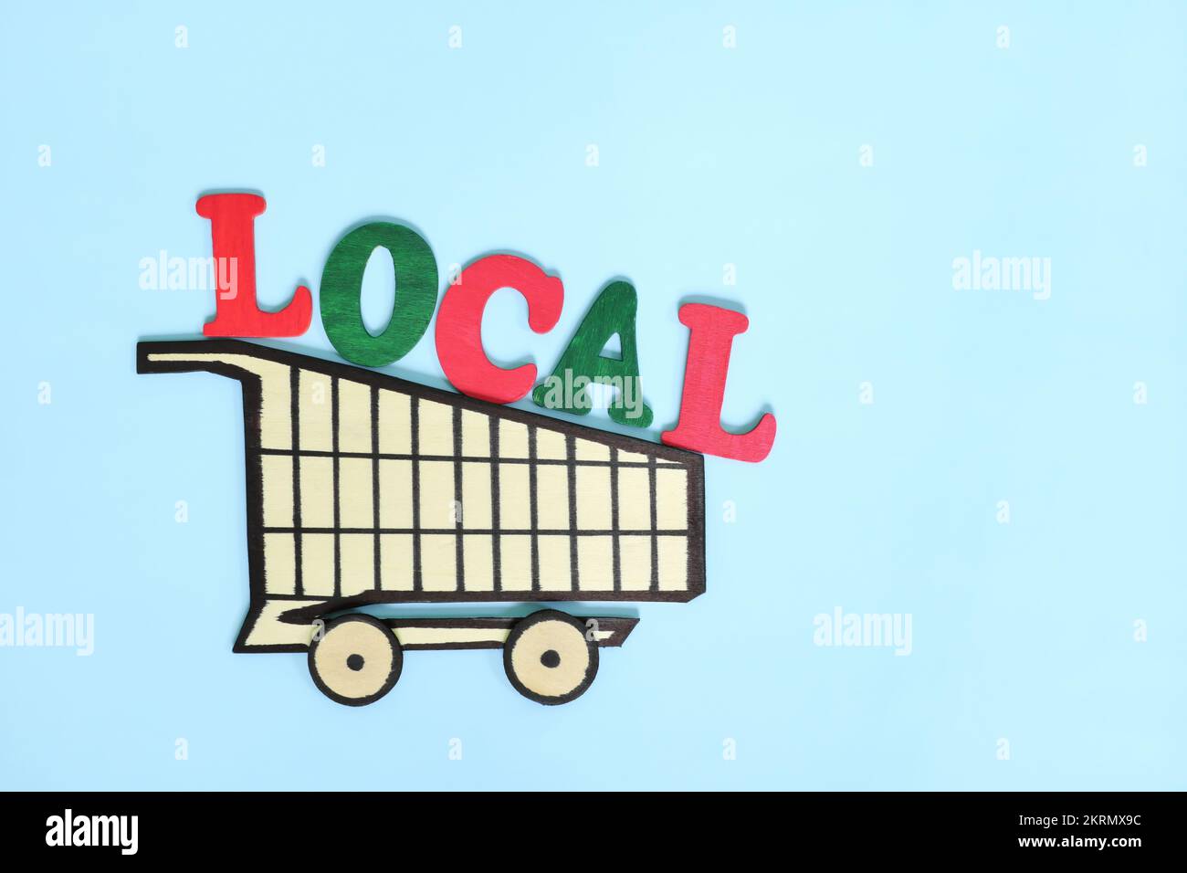 Soutenir et acheter des produits locaux. Panier en bois avec mot produits locaux isolé dans fond bleu Banque D'Images