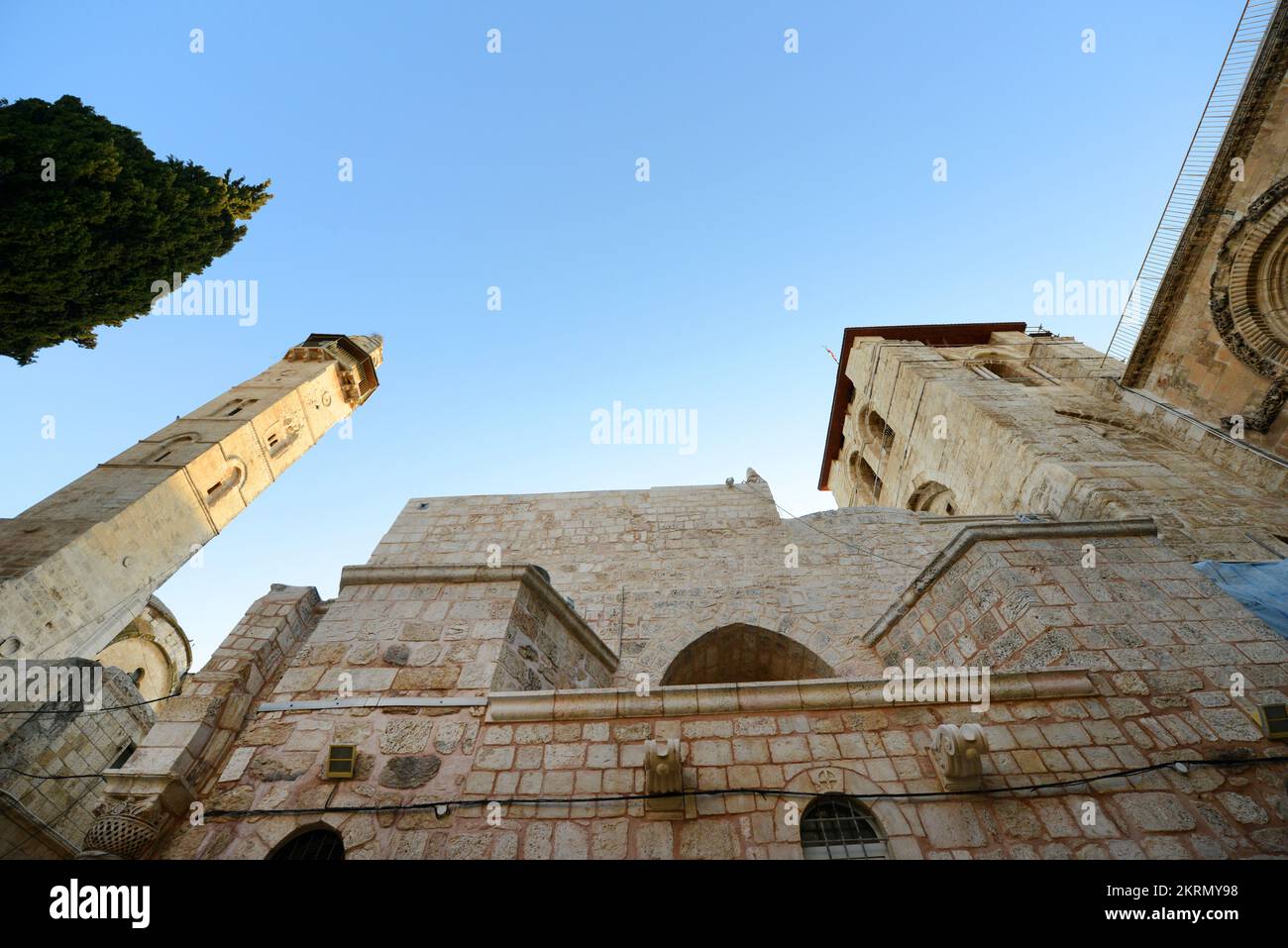 Vue sur la mosquée Omar et l'église du Saint Sépulcre dans le quartier chrétien de la vieille ville de Jérusalem. Banque D'Images