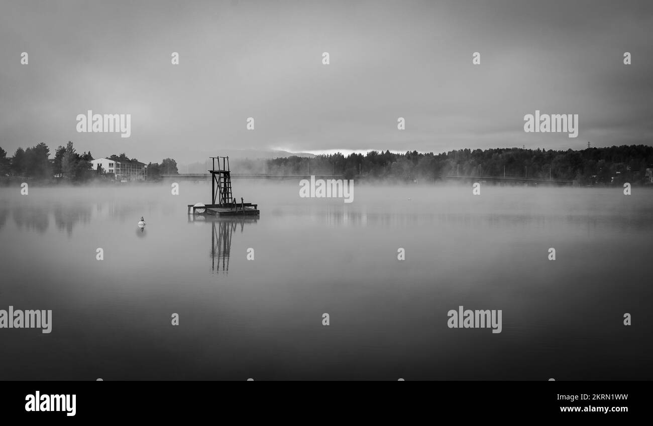 Plongée libre sur le lac brumeux Banque D'Images