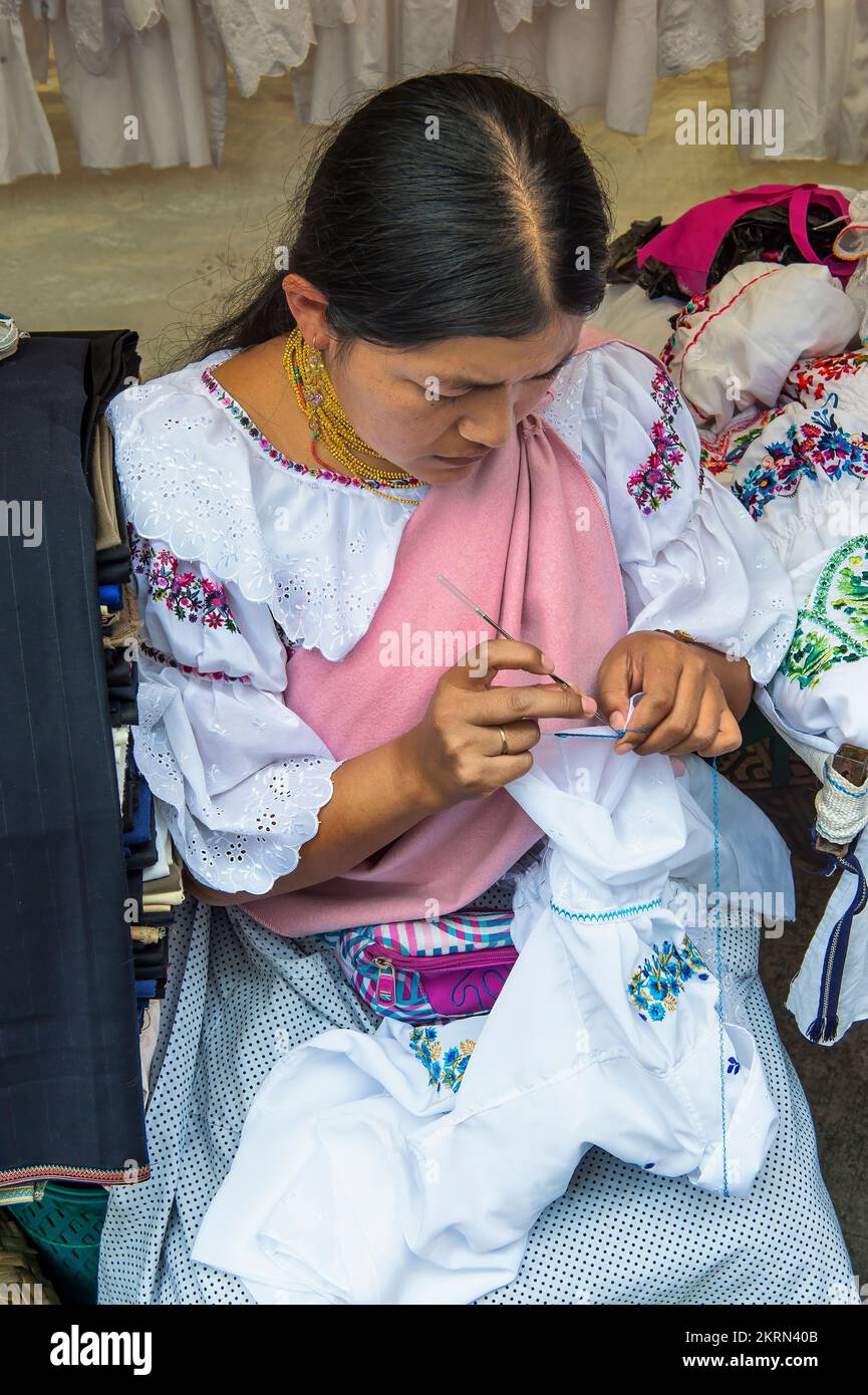 Jeune femme crocheting, marché Otavalo, province d'Imbabura, Équateur Banque D'Images