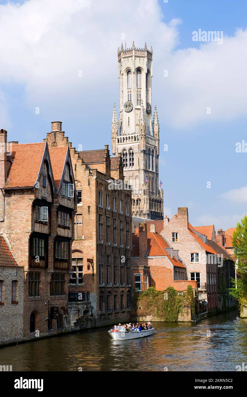 Célèbre canal de Rozenhoedkaai et le Beffroi en arrière-plan, Bruges, Belgique Banque D'Images