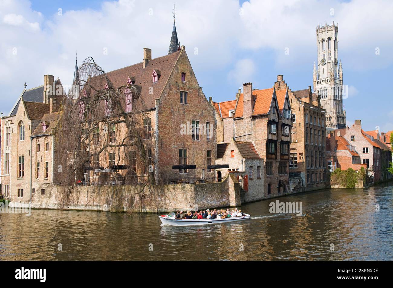 Célèbre canal de Rozenhoedkaai et le Beffroi en arrière-plan, Bruges, Belgique Banque D'Images