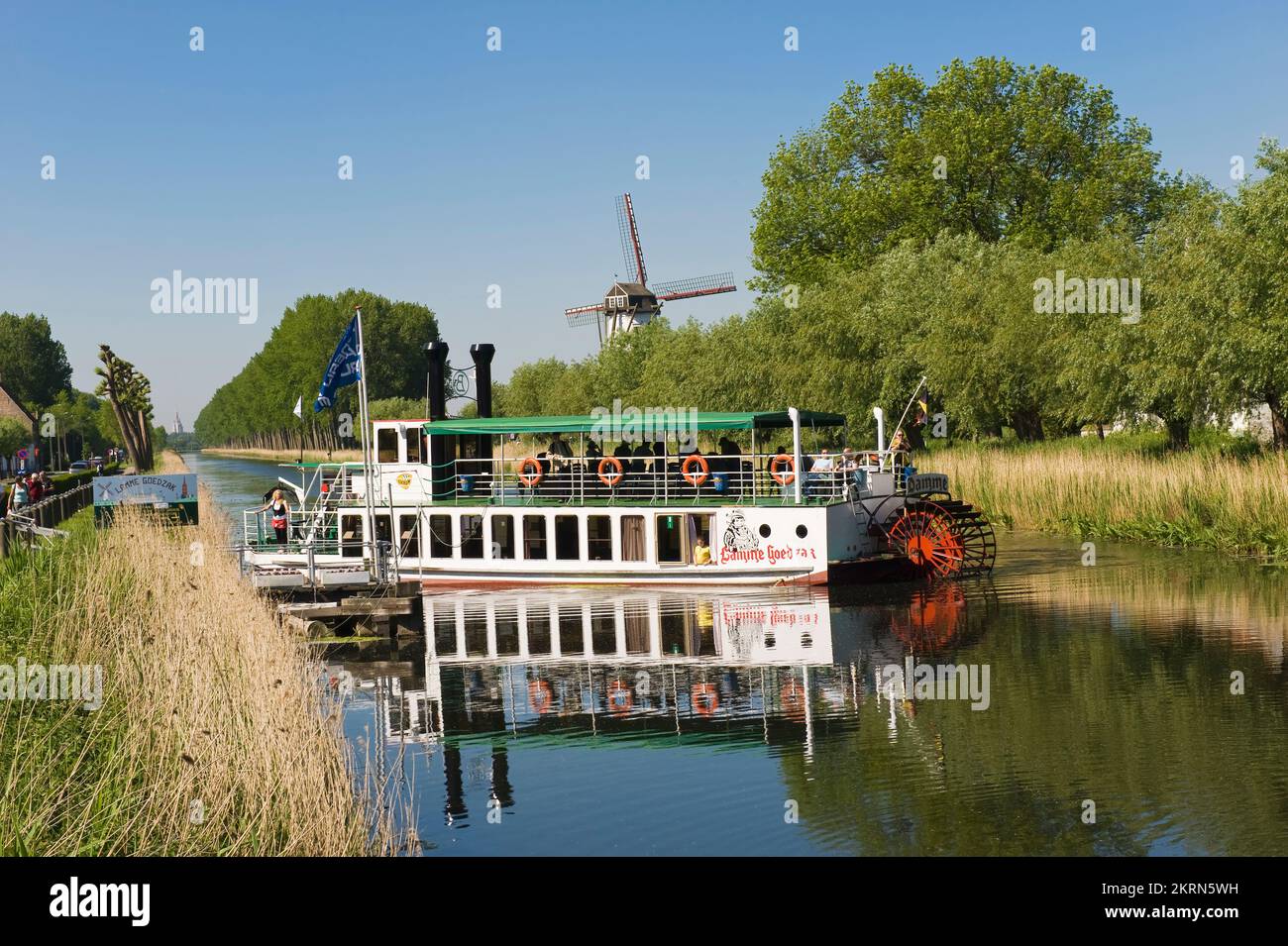 Bateau touristique “Lamme Goedzak” le long du canal de Damme à Bruges, Belgique Banque D'Images
