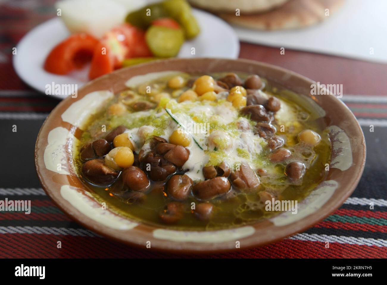 Hummus avec Fuul ( Pful), un aliment de base populaire au Moyen-Orient. Restaurant Abu Kamel dans le quartier chrétien de la vieille ville de Jérusalem. Banque D'Images