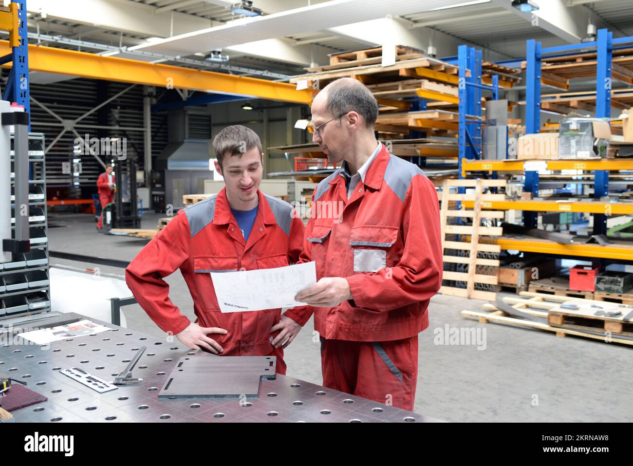 Formation professionnelle en construction métallique - apprentissage et apprentissage des apprentis et des travailleurs qualifiés - carrières pour les jeunes de l'industrie Banque D'Images