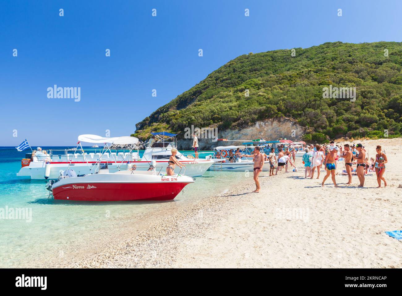 Zakynthos, Grèce - 16 août 2016: Les touristes et les bateaux à moteur de plaisance sont sur la plage par une journée ensoleillée Banque D'Images