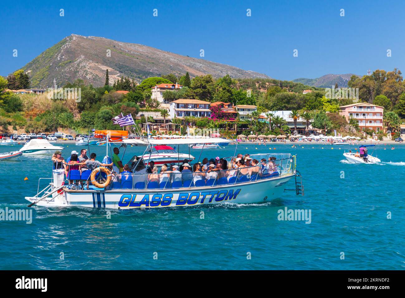 Zakynthos, Grèce - 17 août 2016: Bateau de plaisance à fond de verre avec des touristes navigue dans la baie d'Agios Sostis par une journée d'été Banque D'Images