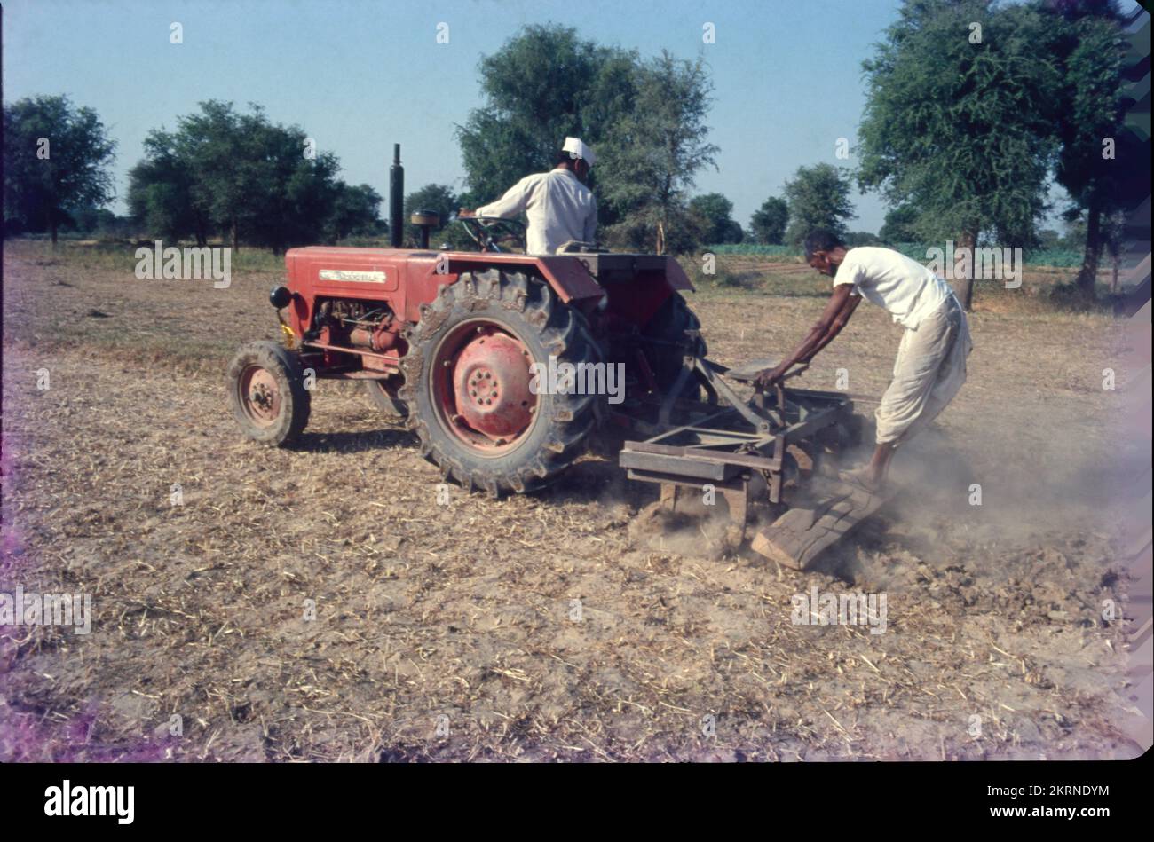 Les tracteurs sont généralement associés à l'agriculture car les agriculteurs les utilisent avec des machines pour exécuter des outils tels que le labour, le labour, le semis et le hermage. En outre, un tracteur est utilisé pour pousser ou tirer la machine, ce qui rend les opérations agricoles plus pratiques. Banque D'Images