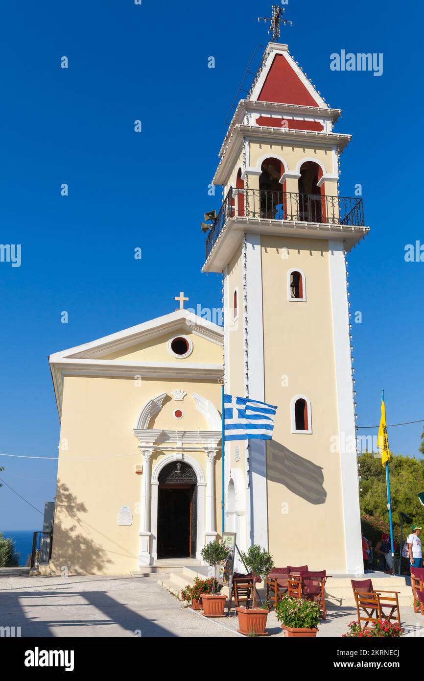 Zakynthos, Grèce - 21 août 2016 : Église Sainte de Zoodochos Pigi, un jour d'été. Vue verticale sur la rue en été Banque D'Images