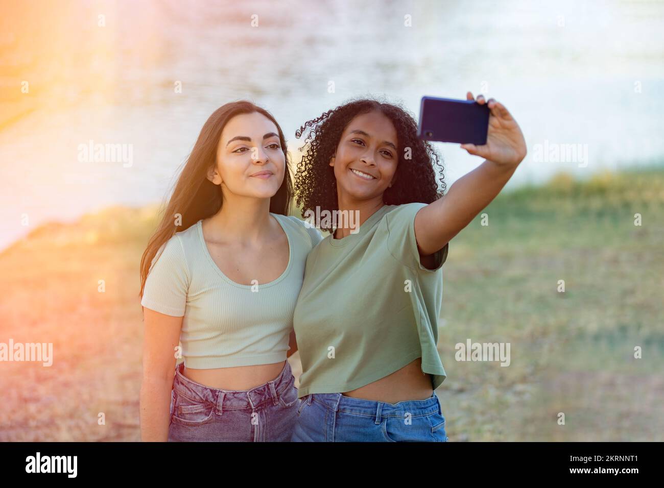 Des amis heureux regardant le smartphone pendant une journée d'été Banque D'Images