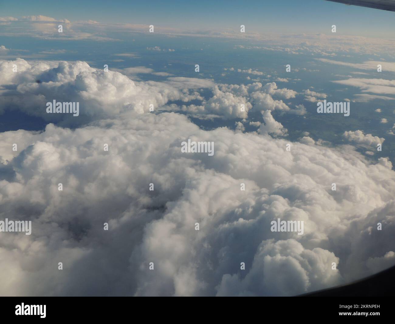 Vue des nuages dans le ciel depuis la fenêtre de l'avion Banque D'Images