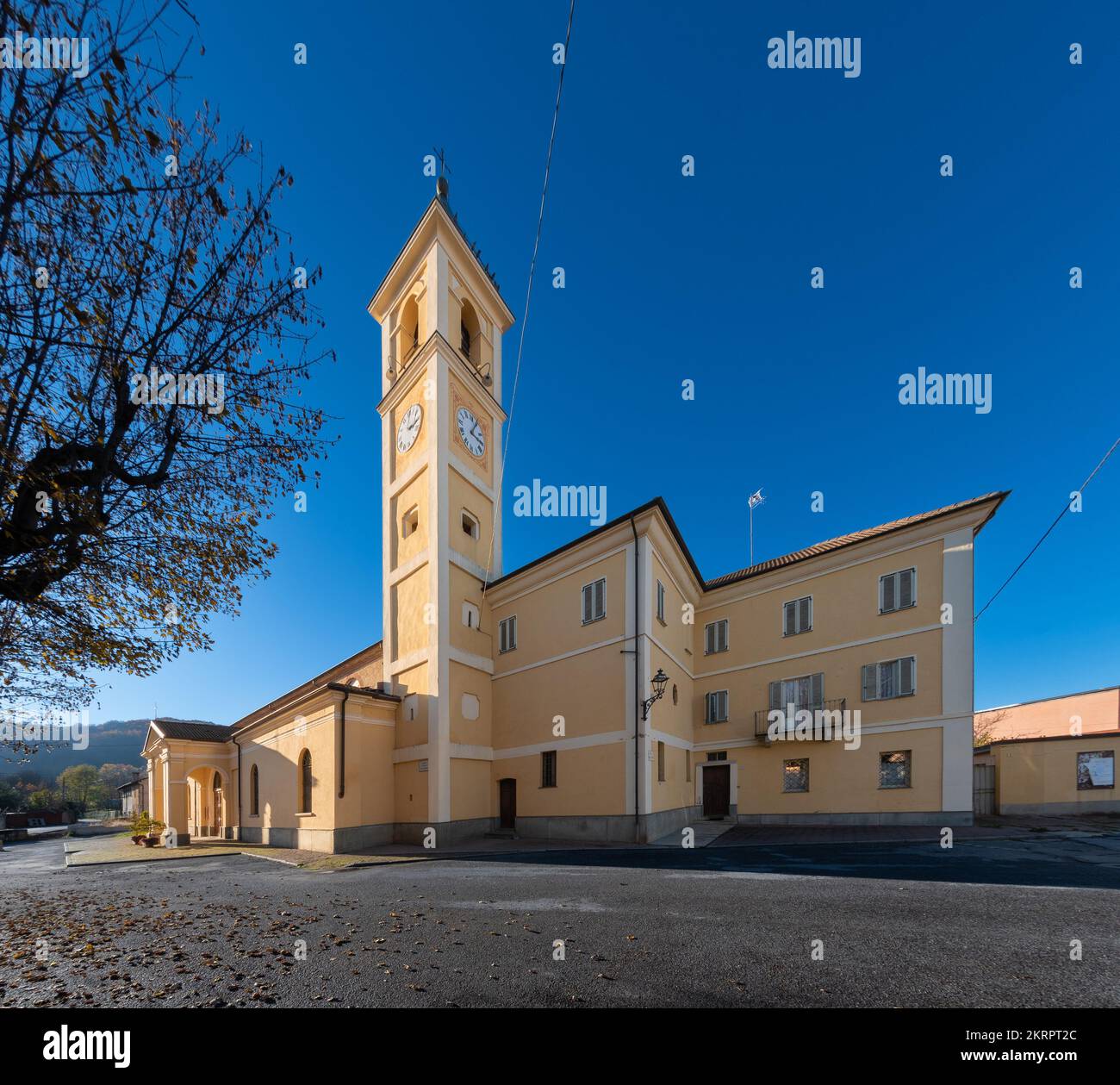 Boves, Cuneo, Piémont, Italie - 22 novembre 2022 : l'église de la Sainte Trinité (15th siècle) a appelé l'ancienne église parce qu'elle était Banque D'Images