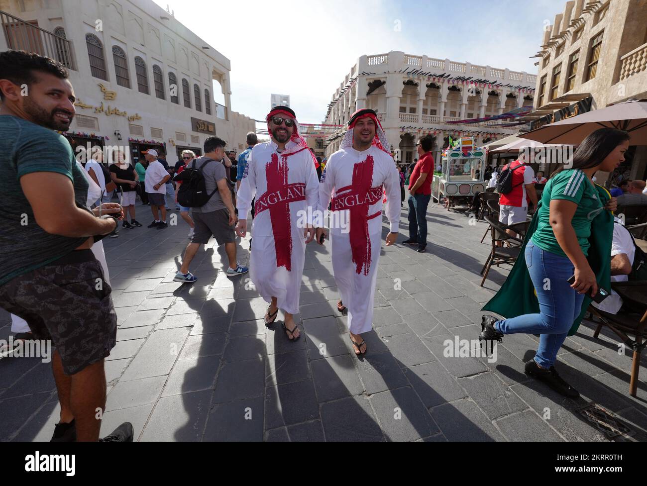 Les fans d'Angleterre posent pour une photo dans un souk à Doha le jour du match de la coupe du monde de la FIFA, groupe B, entre le pays de Galles et l'Angleterre. Date de la photo: Mardi 29 novembre 2022. Banque D'Images