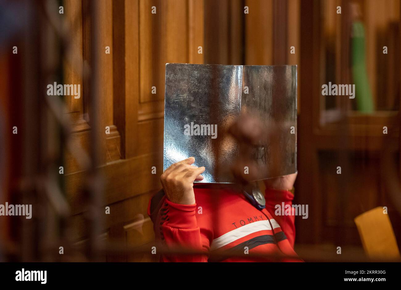 Berlin, Allemagne. 29th novembre 2022. Le défendeur cache son visage derrière un carton dans le procès d'une attaque fatale au couteau contre une femme de 31 ans devant le tribunal régional. L'enfant de 42 ans aurait poignardé la mère de six enfants sur 29 avril. Avril à Berlin Pankow sur la route avec 13 lames de couteau. tué. Credit: Paul Zinken/dpa/Alay Live News Banque D'Images