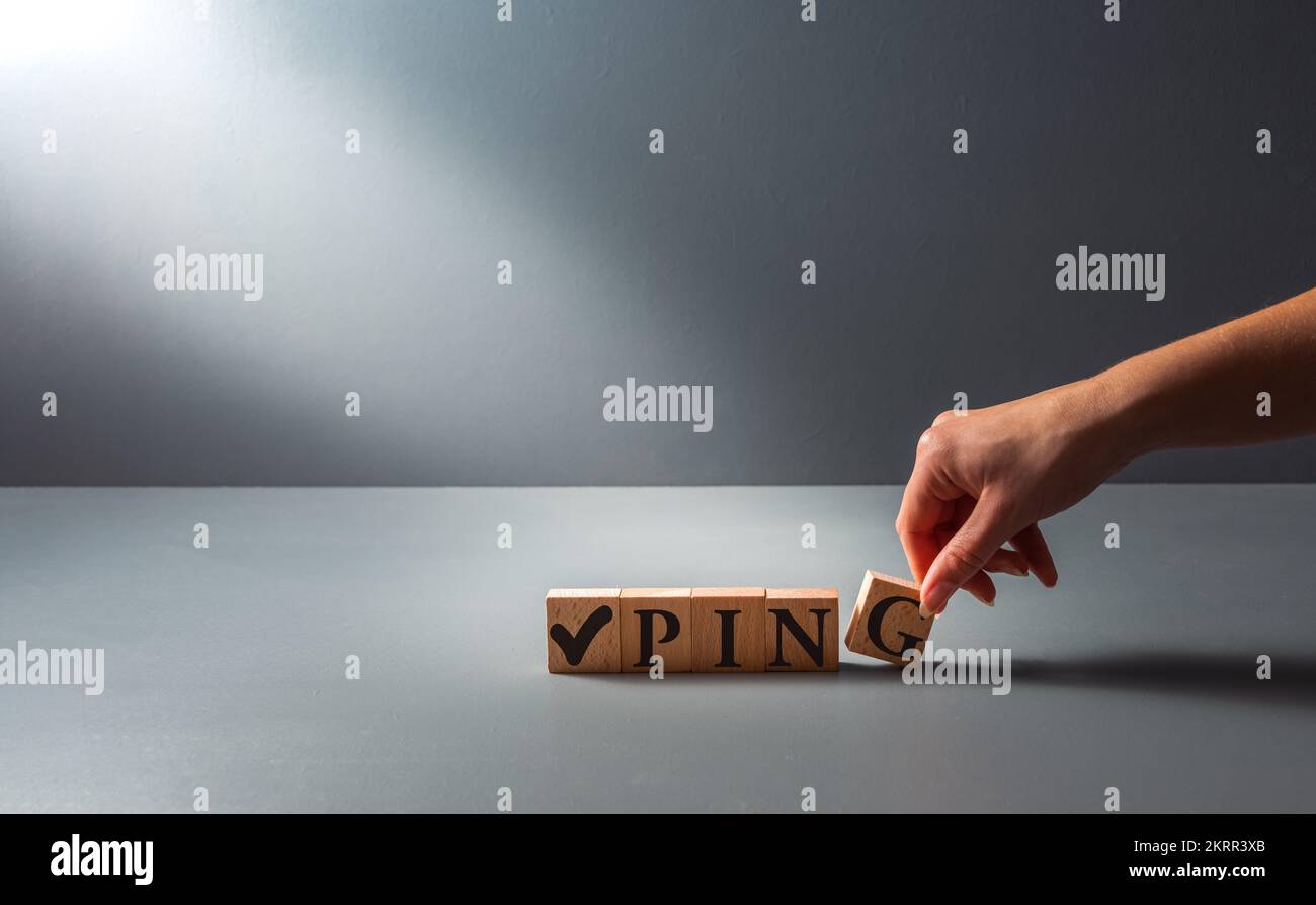 la main posant des blocs de bois , . ping, concept de suivi ou test de vitesse . Banque D'Images