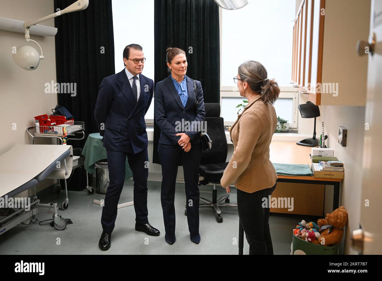 La princesse de la Couronne Victoria et le prince Daniel ont vu une salle d'examen par la pathologiste médico-légale Cecilia Besev lors de leur visite au Conseil national Banque D'Images