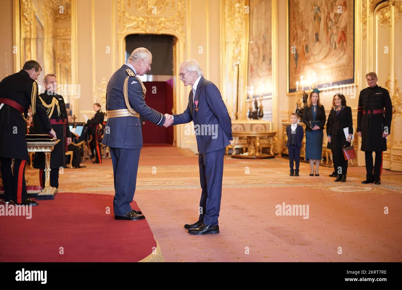 Simon Wain-Hobson, professeur de rétrovirologie moléculaire à l'Institut Pasteur de Paris, est nommé Officier de l'ordre de l'Empire britannique par le roi Charles III au château de Windsor. Le prix était pour les services de virologie. Date de la photo: Mardi 29 novembre 2022. Banque D'Images