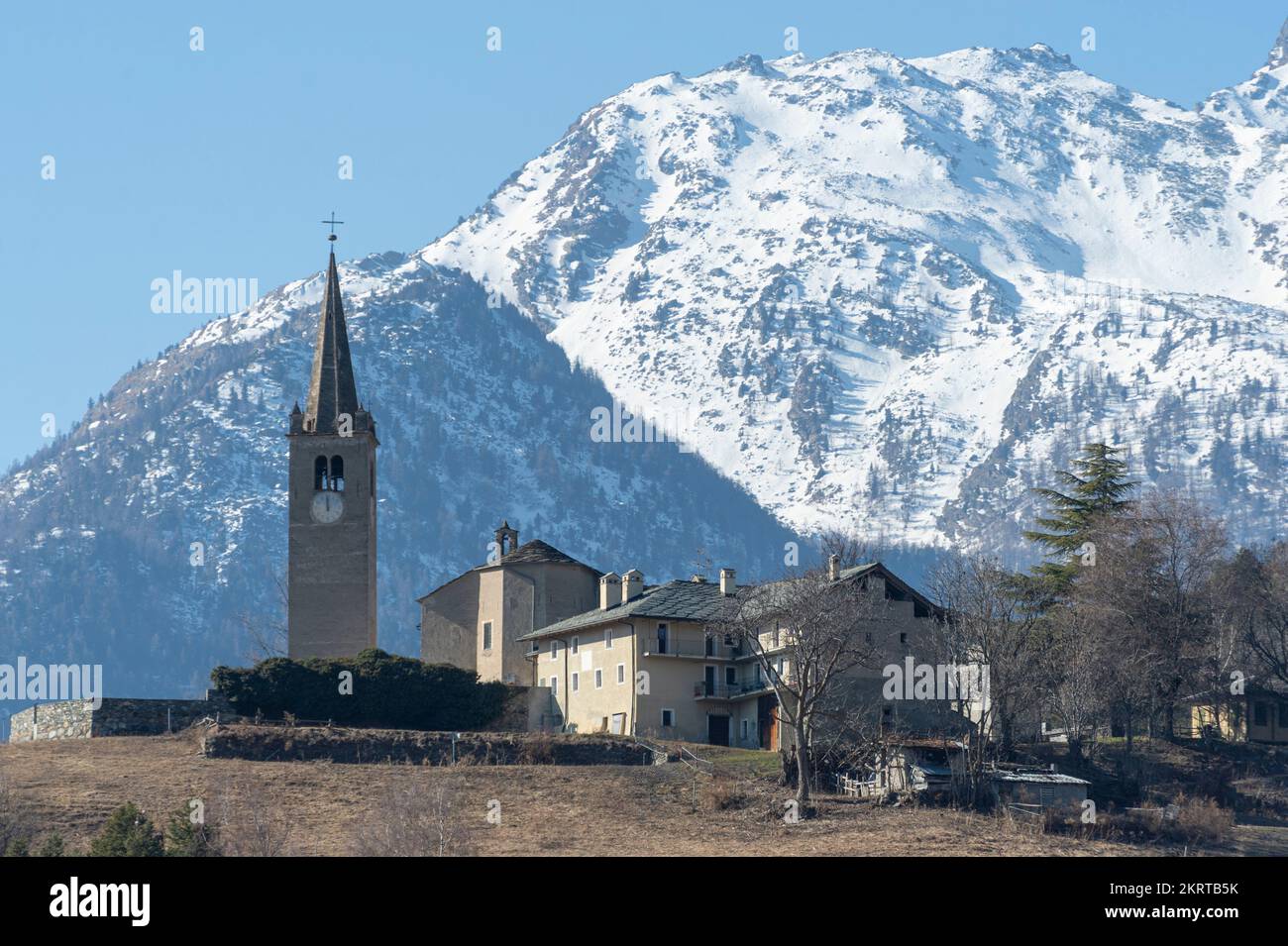 l'église et les montagnes de la cure, saint nicolas, italie Banque D'Images