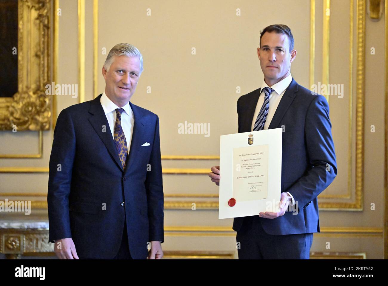 Roi Philippe - Filip de Belgique et Christophe Vaesen Président et Directeur général de Belgian Shell S.A photographié lors d'une réception royale avec les fournisseurs nouvellement nommés détenant un "mandat royal de nomination" (Brevet van Hofancilewer - Brevet de Fournisseurs de la cour), au Palais Royal, à Bruxelles, Mardi 29 novembre 2022. BELGA PHOTO ERIC LALMAND Banque D'Images