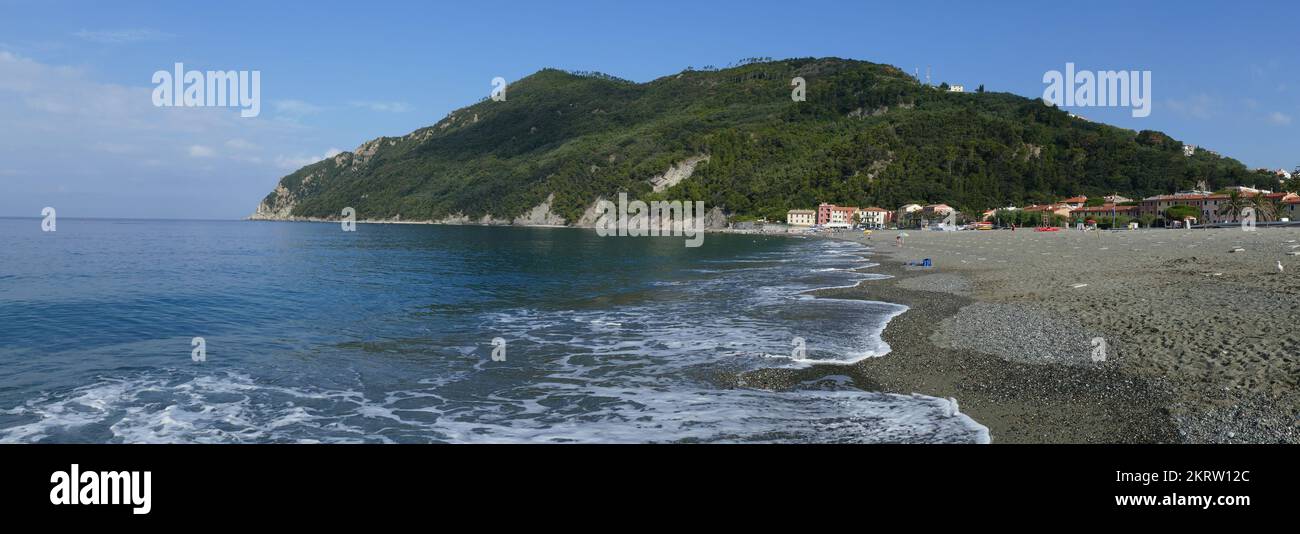 La plage de Riva Trigoso à Sestri Levante avec clair eau bleue Banque D'Images