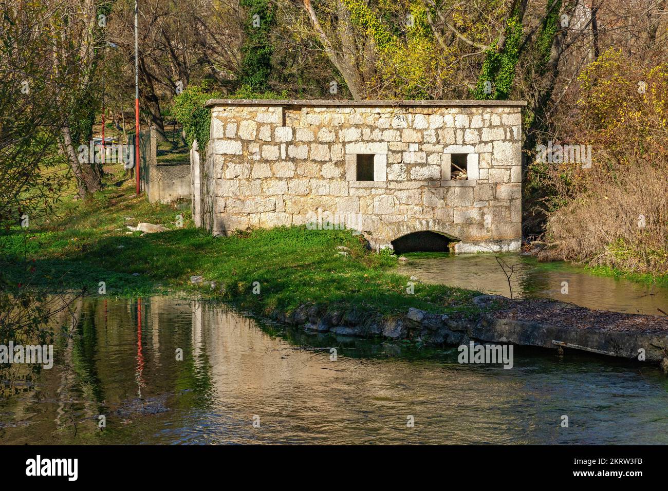 Ancien moulin en pierre sur la source de la rivière Cetina en Croatie Banque D'Images