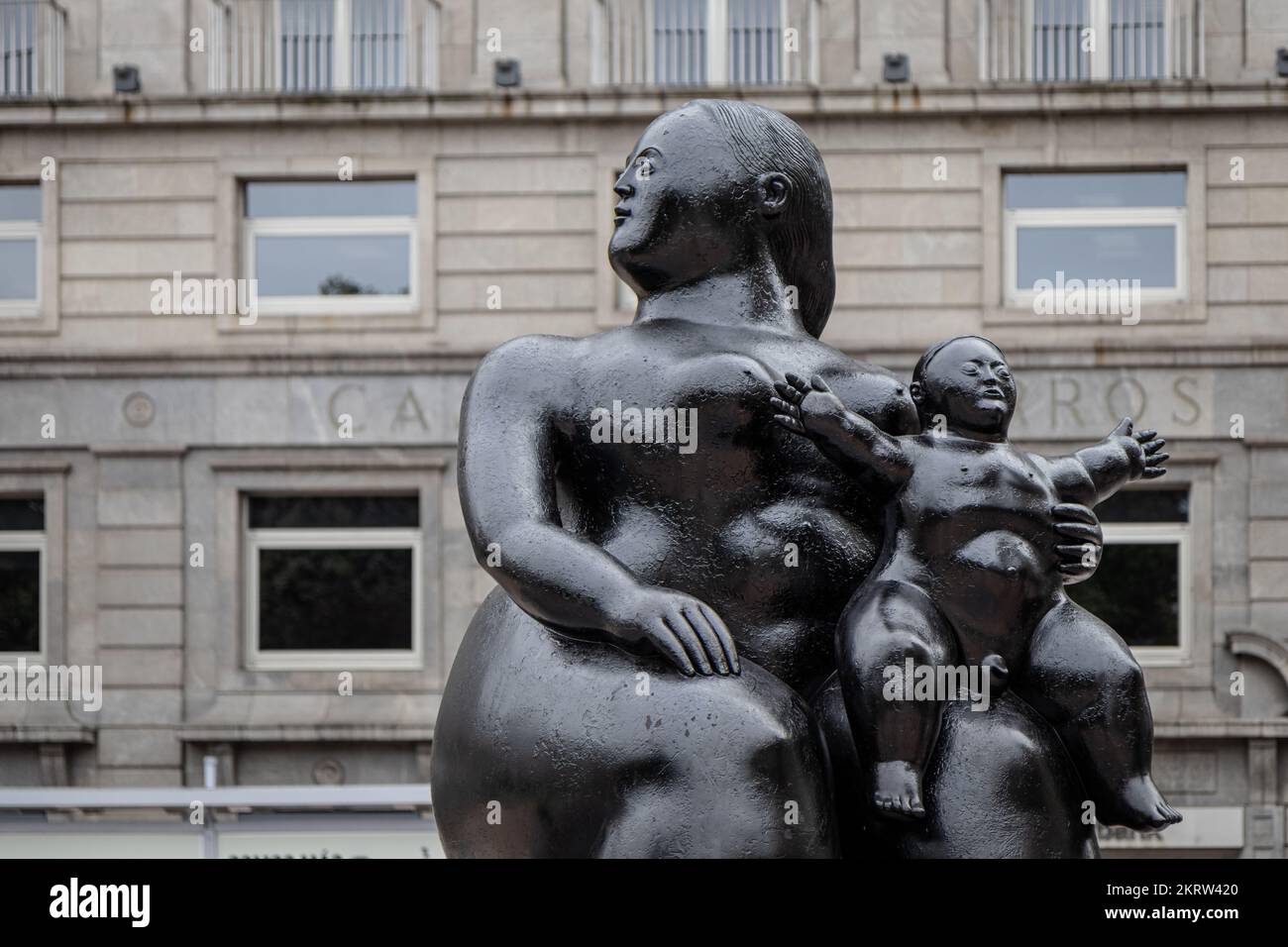 OVIEDO, ESPAGNE-10 AOÛT 2021: Sculpture de la Maternidad (sculpteur: Fernando Botero) Banque D'Images