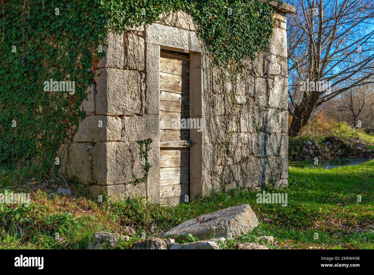 Ancien moulin en pierre sur la source de la rivière Cetina en Croatie Banque D'Images